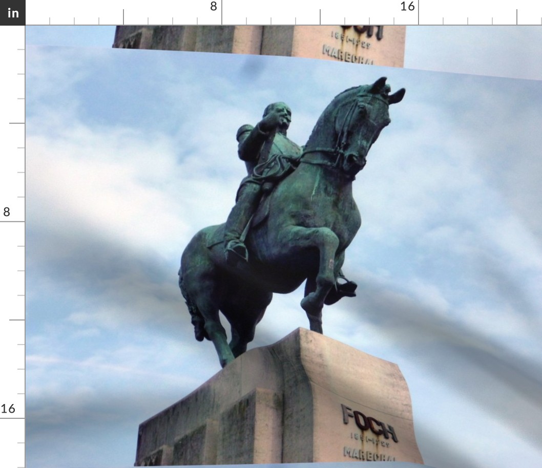 Statue de Foch au centre de la place du Trocadéro à Paris