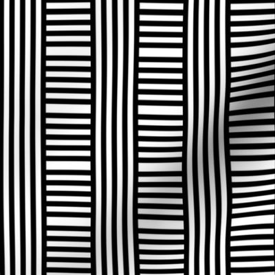 Geometric stripe play 2 after Hoffman, black + white by Su_G_©SuSchaefer