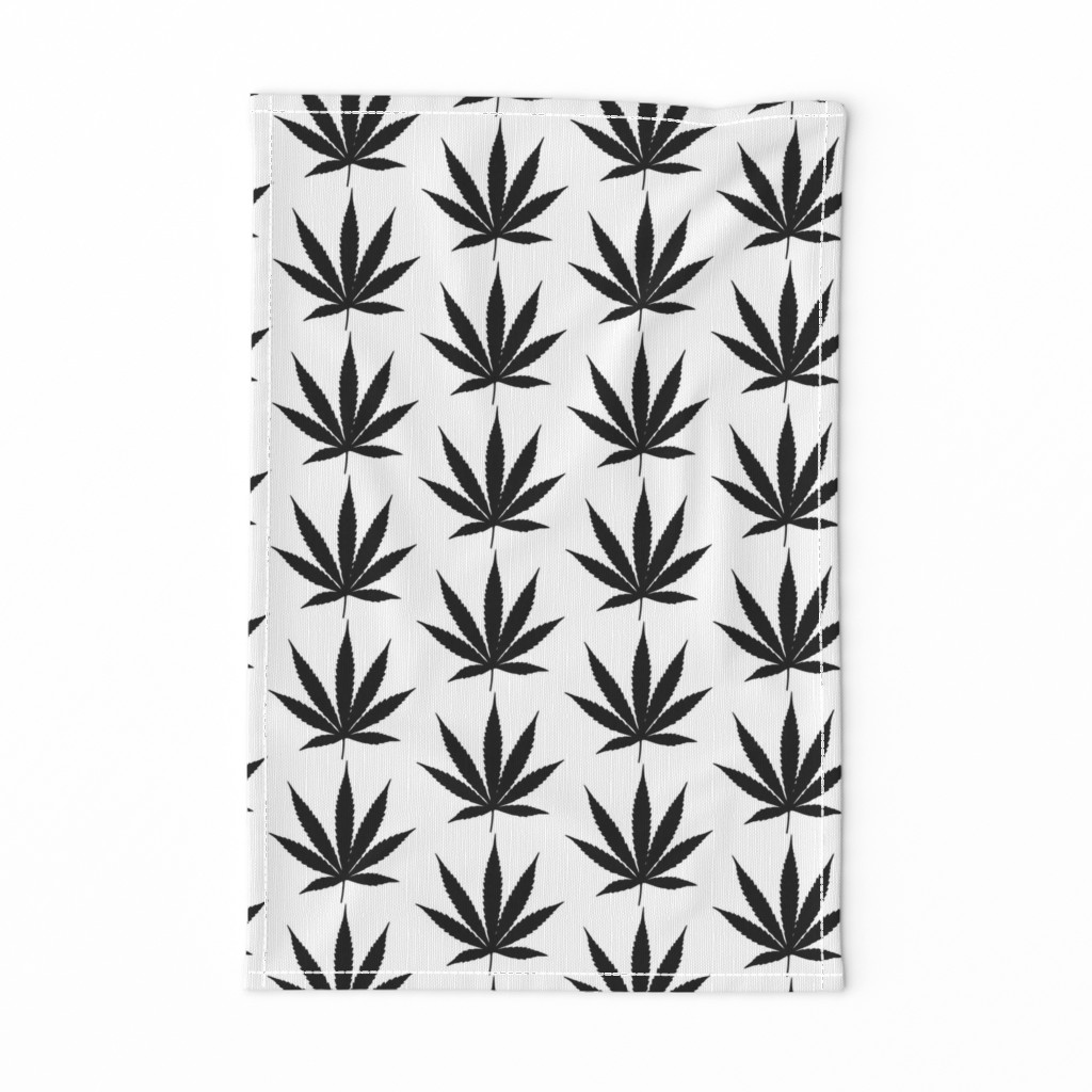 Black&White cannabis leaf