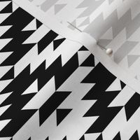 04443386 : kilim4 : black + white