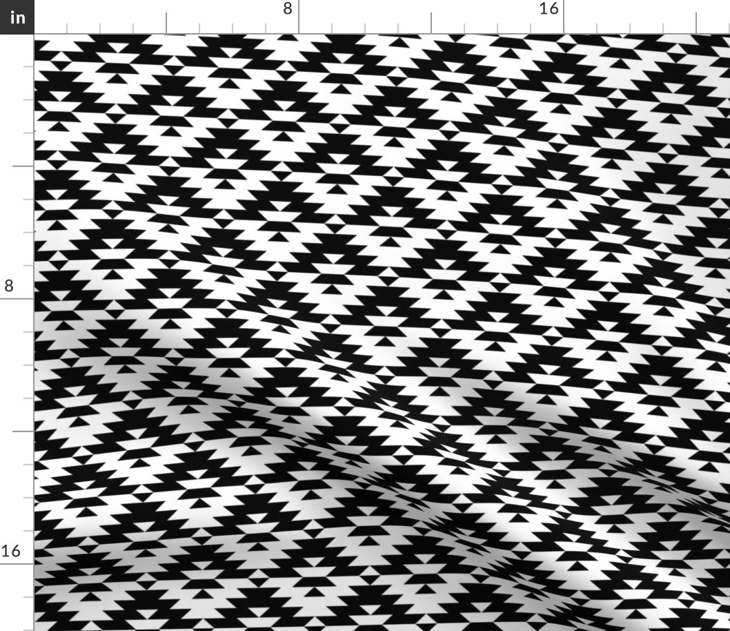 04443386 : kilim4 : black + white