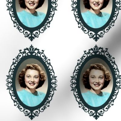 1950's Cameo Lovely Lady