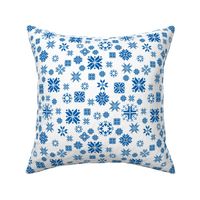 Sticka Sno in delfts blauw on white