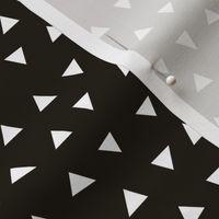 black and white triangles // tri triangles black and white nursery baby kids simple 