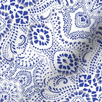 Mosaic Bandana Paisley - LARGE - white and blue