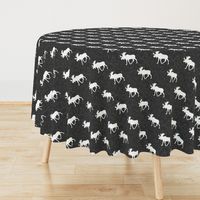 moose on dark grey linen (dark grey)