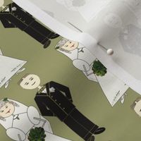 Bride & Groom in a Row/ green 147 149 93