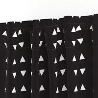 Tiny Triangles - Black Onyx