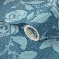 Old Fashioned Textured Meandering Roses in Sky Blue