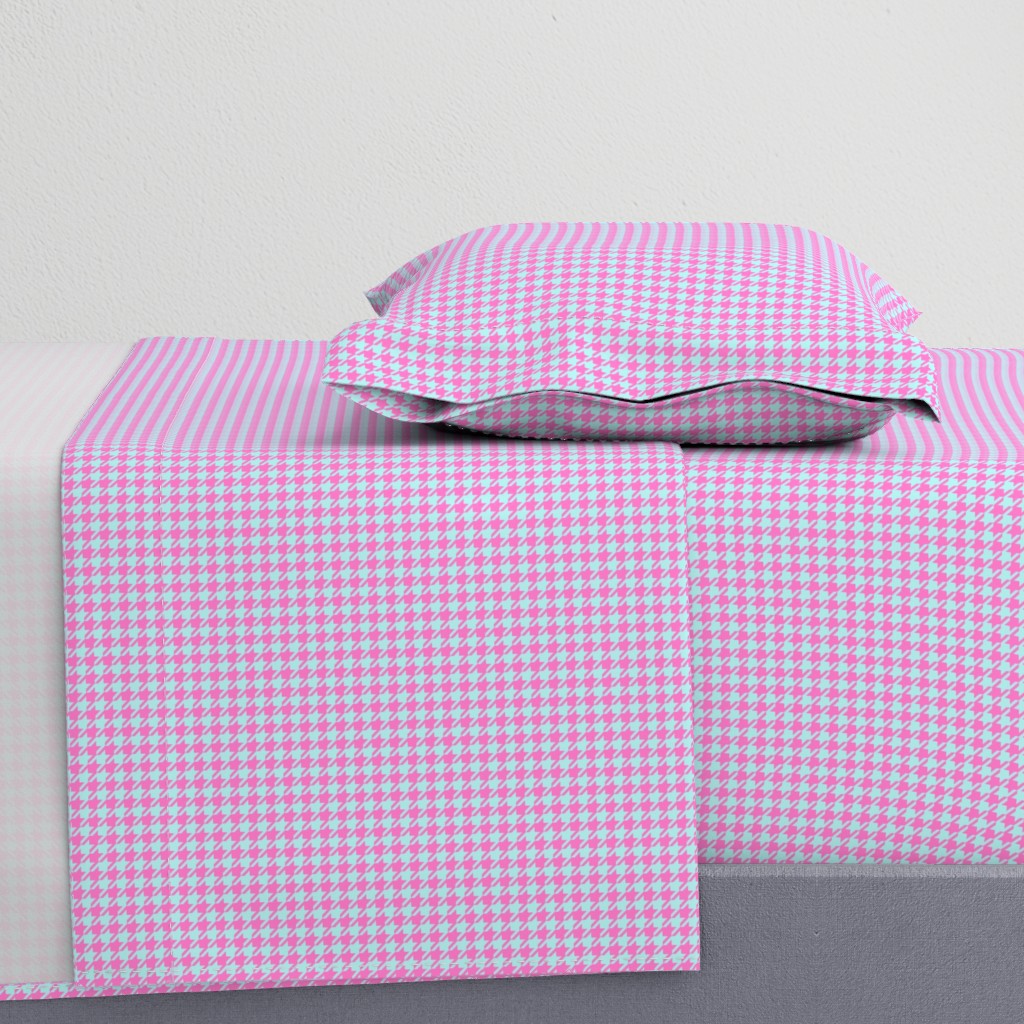 Small Pink & Aqua Houndstooth 