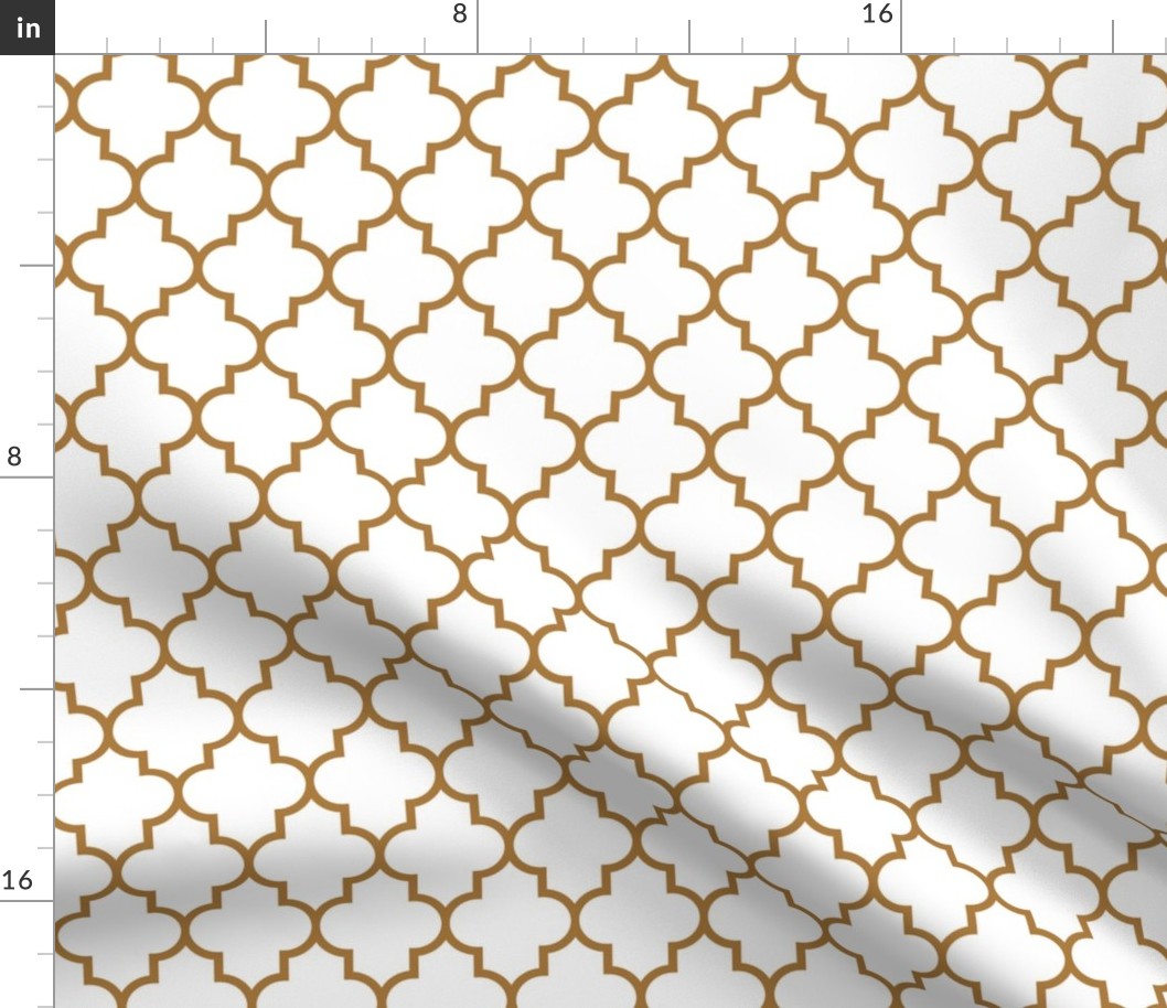 quatrefoil MED caramel on white