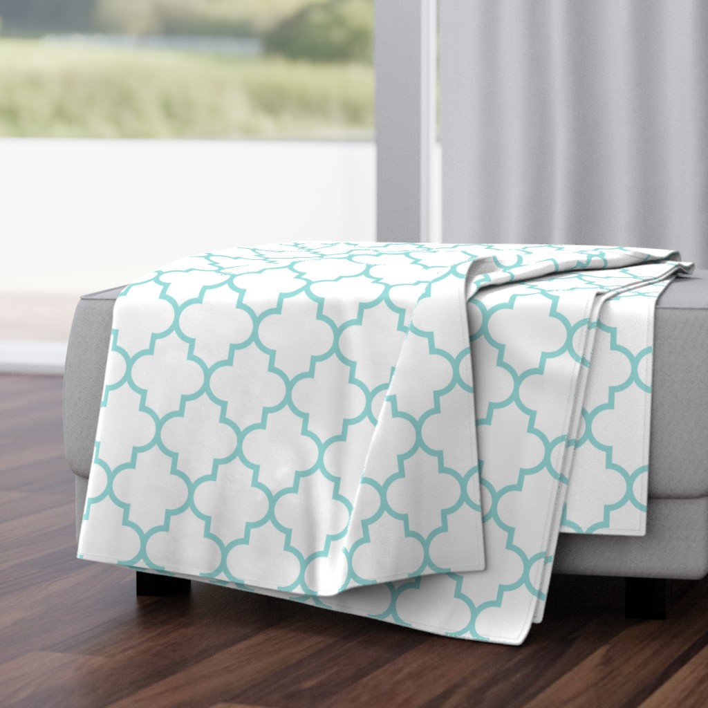 quatrefoil LG light teal on white