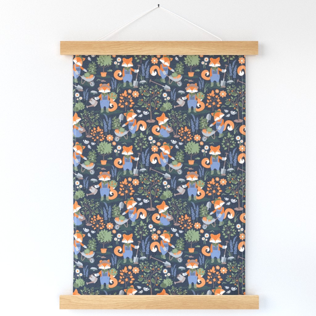 Small scale // The foxy gardener // orange foxes