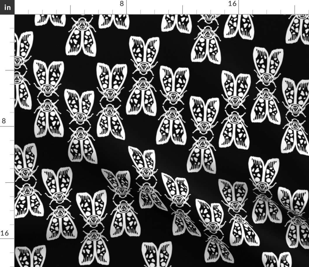 Death's Head Moth Kiss/ Totenkopf Moth Kuss (white on black) by Su_G_©SuSchaefer