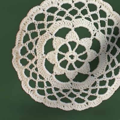 lace_circle_on_green_2