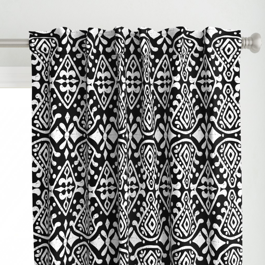 Zara - Jumbo Scale Black & White Geometric