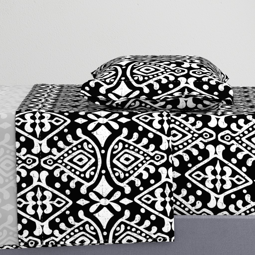 Zara - Jumbo Scale Black & White Geometric