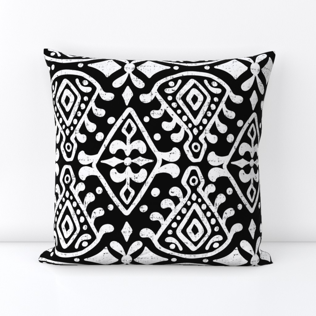 Zara - Jumbo Scale Black & White Geometric