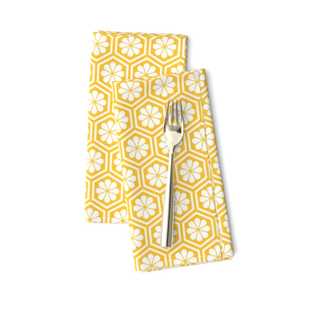 Geometric Pattern: Hexagon Flower: White/Yellow