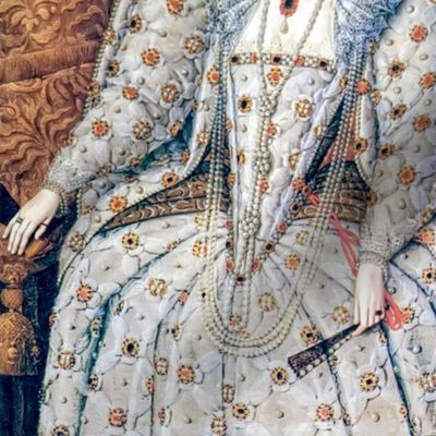 Queen Elizabeth 1 inspired princesses Queens renaissance tudor big lace ruff collar baroque pearls white gown crowns tiaras rubies ruby england mutton sleeves puffy sleeves Britain beauty Elizabethan era 16th century 17th century historical embroidery orn