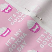 (1" scale) It's my gotcha day - dog bone cupcake - pink - LAD19BS