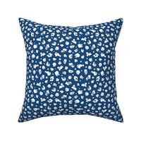 flying popcorn classic blue and white | small