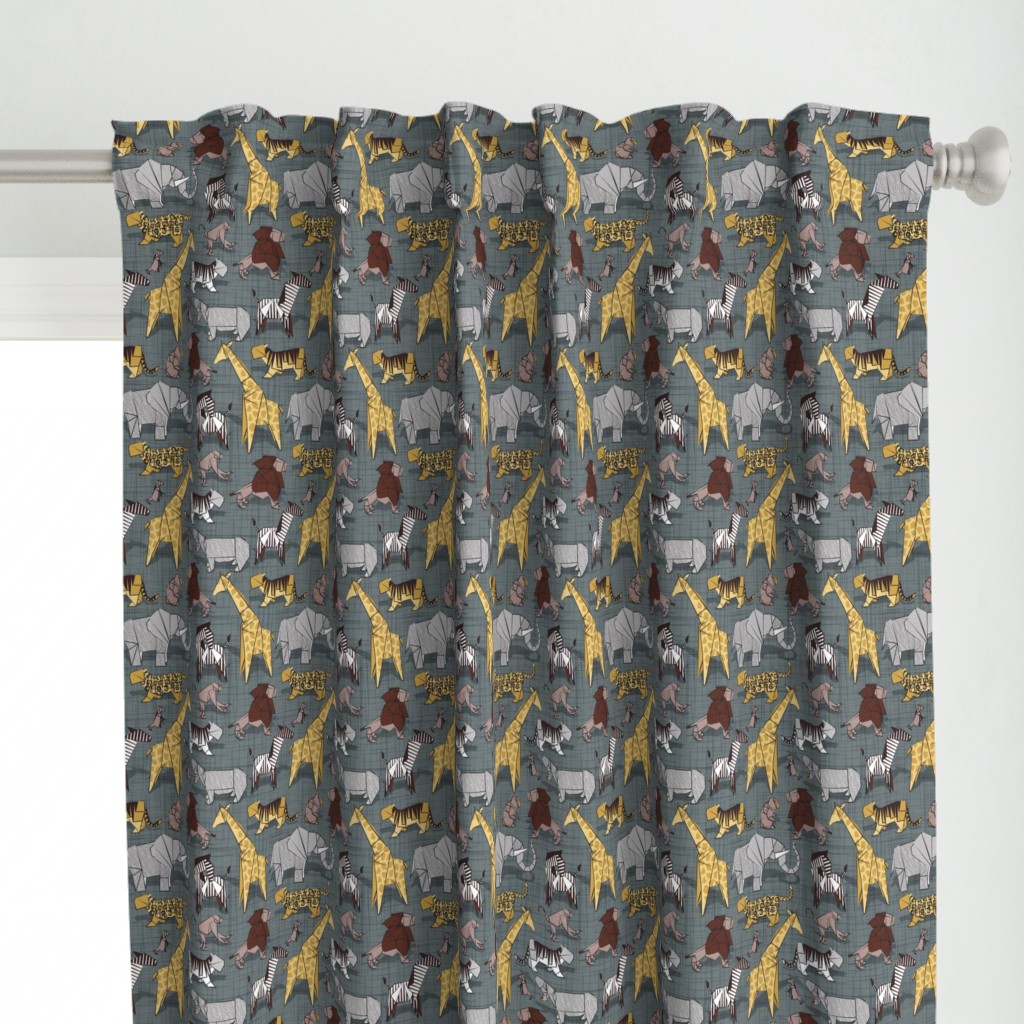 Small scale // Origami safari animalier // green grey linen texture background yellow giraffes