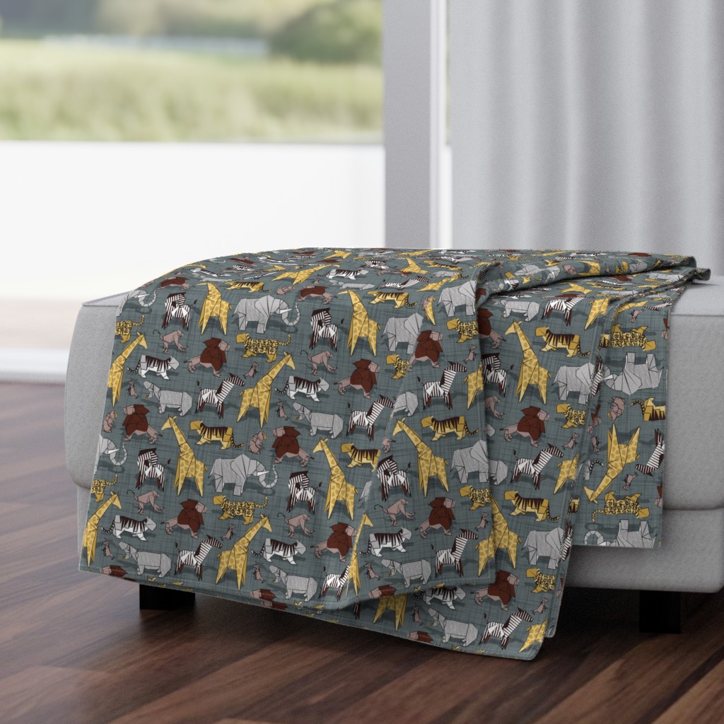 Small scale // Origami safari animalier // green grey linen texture background yellow giraffes