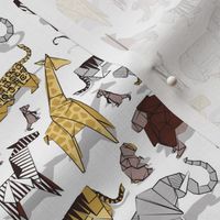 Tiny scale // Origami safari animalier // white background yellow giraffes