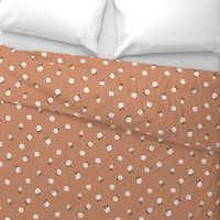 ditsy daisy fabric - simple floral fabric, prairie fabric - caramel sfx1346